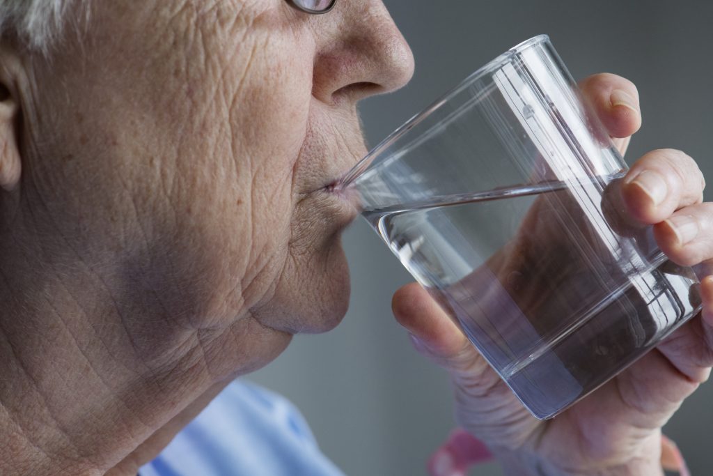 Dehydratace u seniorů: Nebezpečí nedostatku tekutin