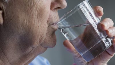 Dehydratace u seniorů: Nebezpečí nedostatku tekutin